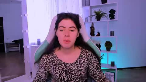 olivia__low online show from May 3, 6:30 am