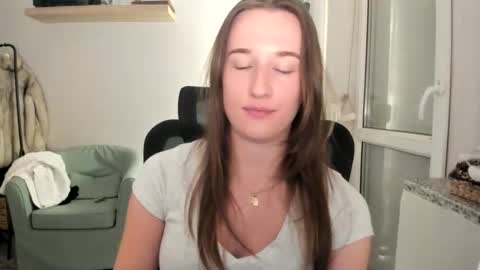 Oliwiaa2004 online show from December 14, 8:48 pm