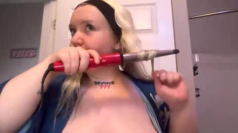 Snapshot of oliviaskies chatting on September 18, 5:00 am Olivia baby  online show from September 18, 5:00 am