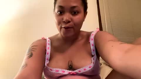 onlyzylah online show from August 6, 8:12 am