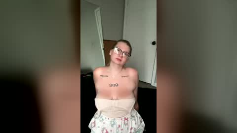 oohlarae22 online show from July 6, 11:18 am