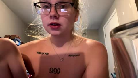 oohlarae22 online show from July 13, 10:30 am