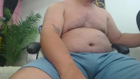 Snapshot of oso_gael chatting on February 25, 8:53 pm Bear Gael online show from February 25, 8:53 pm