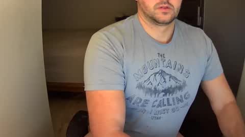 Snapshot of outside1991 chatting on December 30, 7:04 am outside1991 online show from December 30, 7:04 am