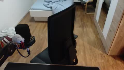 OverkneeBabe online show from December 15, 9:55 pm