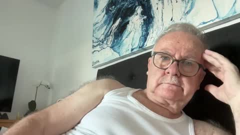 ozhairybearxxxx online show from December 6, 1:02 am