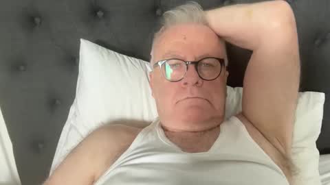 ozhairybearxxxx online show from December 28, 1:50 am