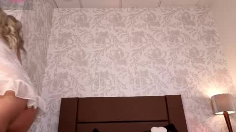 paolagh_ online show from April 22, 3:35 am