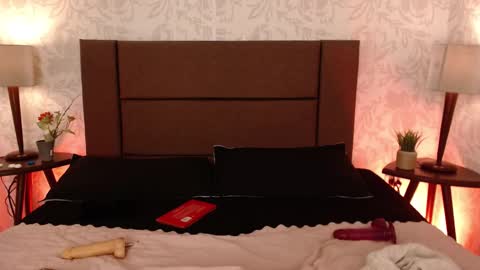 paolagh_ online show from February 1, 3:36 am