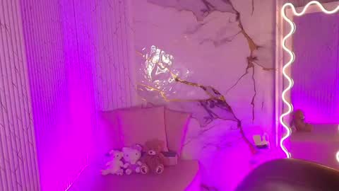 peachy_tay online show from April 21, 11:39 am