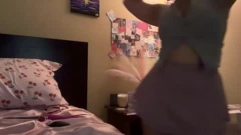 peachyplease online show from March 7, 10:04 am