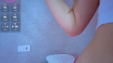 pearly_peach_ online show from June 9, 1:39 am