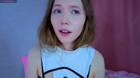 pearly_peach_ online show from June 27, 12:27 am