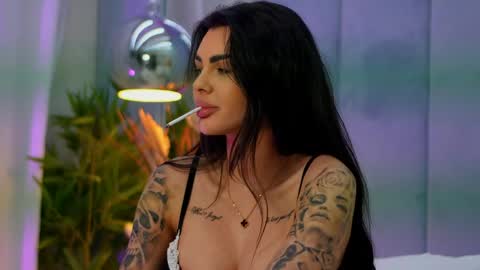 Dee online show from April 27, 7:00 pm