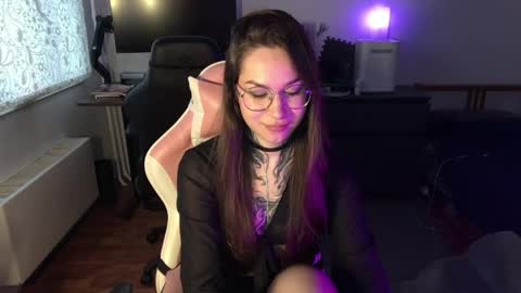 petal_dust_ online show from April 16, 2:17 pm