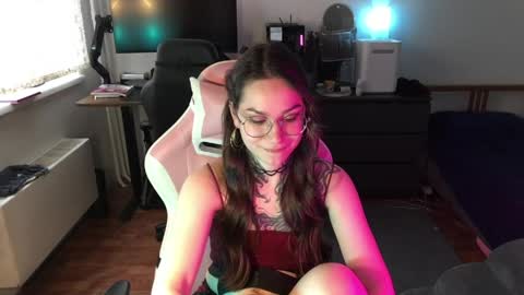 petal_dust_ online show from April 17, 2:30 pm