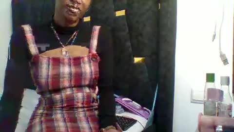 petite_princes online show from December 9, 6:25 pm