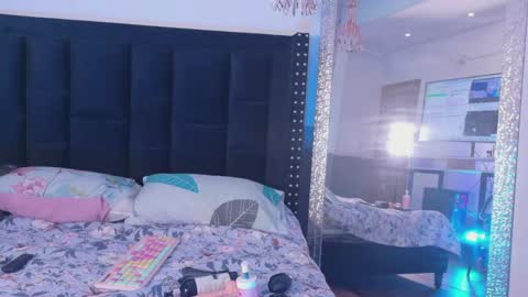 petitelittlemissy online show from April 9, 2:59 am