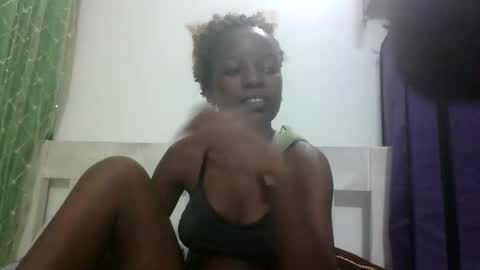Snapshot of petitesweetchiq chatting on October 19, 7:07 pm petitesweetchiq online show from October 19, 7:07 pm