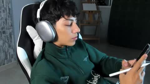 Snapshot of philipe_moonlight_ chatting on March 3, 4:03 am Phil. INDEPENDENT MODEL online show from March 3, 4:03 am