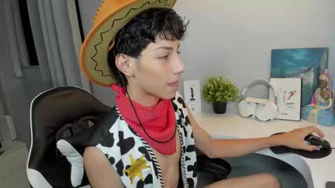 Snapshot of philipe_moonlight_ chatting on November 1, 2:01 am Phil. INDEPENDENT MODEL online show from November 1, 2:01 am