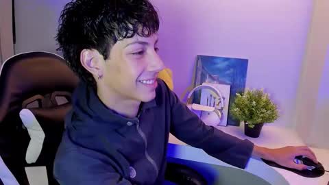 Snapshot of philipe_moonlight_ chatting on September 16, 5:32 am Phil. INDEPENDENT MODEL online show from September 16, 5:32 am