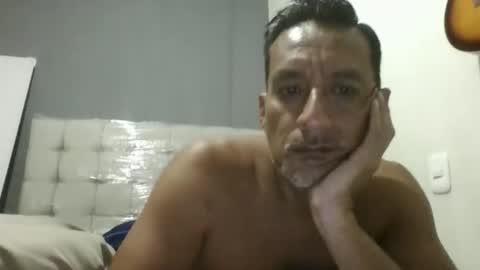 pieslatinos online show from March 18, 2:17 am