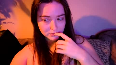 PilloGoddess online show from August 4, 9:49 am