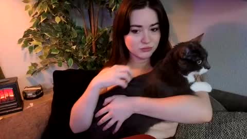 PilloGoddess online show from August 6, 8:45 am