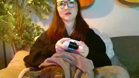 PilloGoddess online show from November 25, 9:30 am