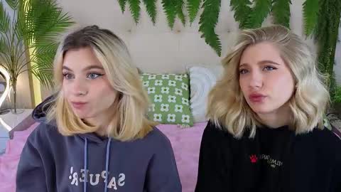 Snapshot of pinkadele chatting on October 13, 9:33 am Adele online show from October 13, 9:33 am