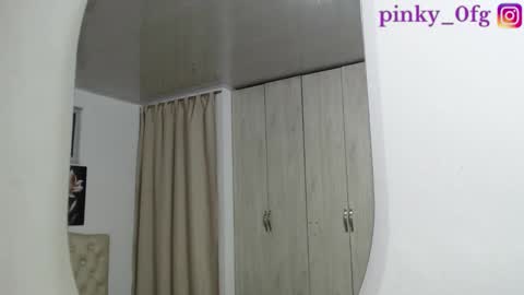 Snapshot of pinky_f00x chatting on September 23, 12:04 am pinky_f00x online show from September 23, 12:04 am