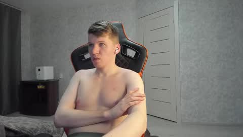 Snapshot of pirremeow chatting on February 24, 5:31 pm Pierre online show from February 24, 5:31 pm