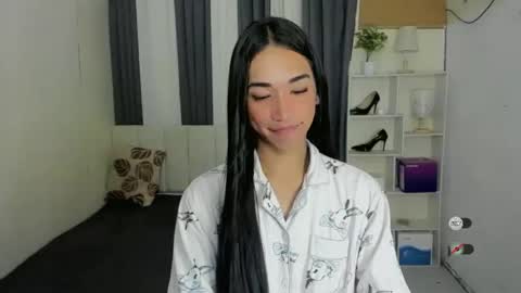 pixiedoll_ online show from February 5, 8:12 pm