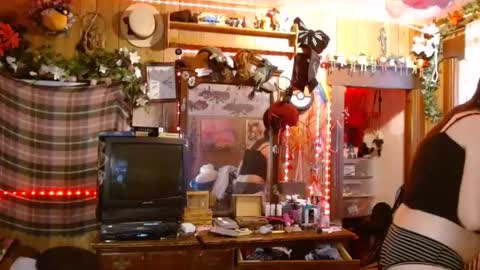 Izzy online show from December 3, 7:17 pm