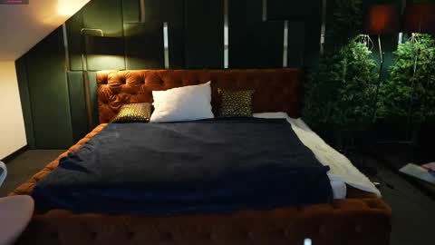 Lana online show from January 10, 11:59 am