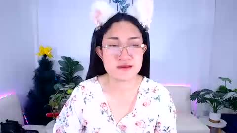 Ploysai online show from June 9, 1:33 pm