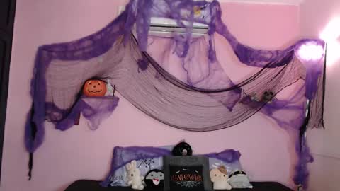 poison_pink online show from October 10, 1:28 pm