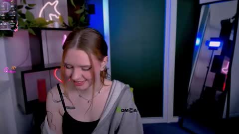 polly_cute1 online show from March 25, 8:15 pm