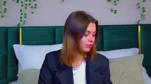 Snapshot of pollylanders chatting on March 10, 12:18 am Polly online show from March 10, 12:18 am