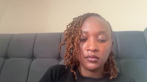 independent model online show from October 8, 12:00 pm