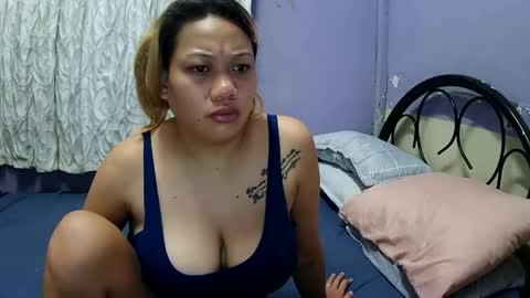pretty_lyn08 online show from June 10, 5:56 pm
