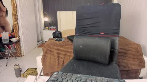 prettyjuliax online show from April 13, 8:51 am