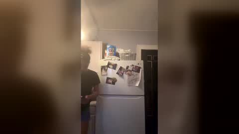 prettynnnpink online show from April 19, 7:09 am