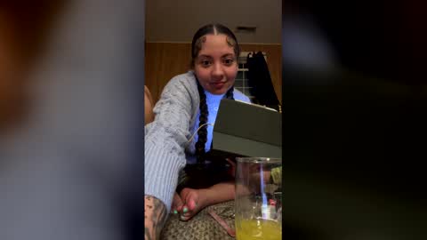 prettynnnpink online show from April 16, 4:01 am