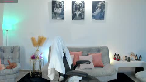 Pui Yeee  online show from April 14, 8:12 pm