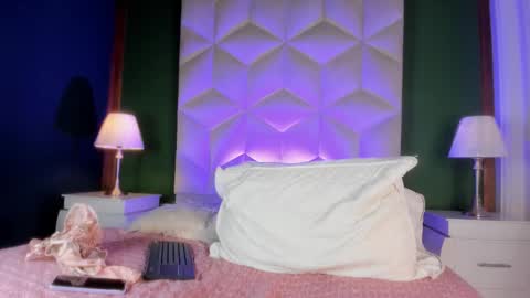Snapshot of queen__violet chatting on October 18, 9:08 pm Queen Violet online show from October 18, 9:08 pm