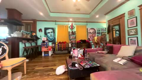 Queen Hilarity online show from February 23, 7:27 pm