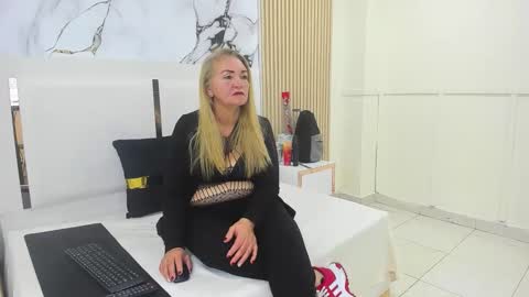 queenstarhyl online show from February 18, 2:00 am