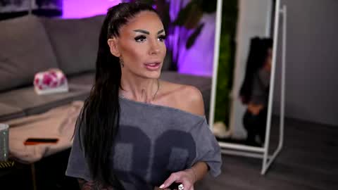 Raquelle online show from April 14, 9:12 am